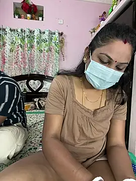 Snapshot of Lovlycouple1 chatting on February 5, 2026, 3:33 am Lovlycouple1 online show from February 5, 2026, 3:33 am