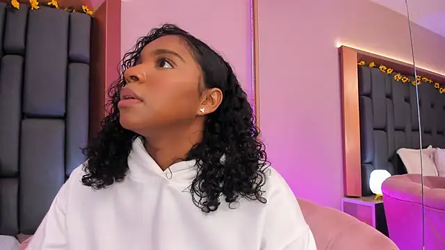 LisaMendez online show from December 14, 2025, 4:07 am