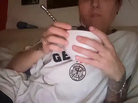 Snapshot of dddasani chatting on November 17, 2025, 2:06 am dddasani online show from November 17, 2025, 2:06 am