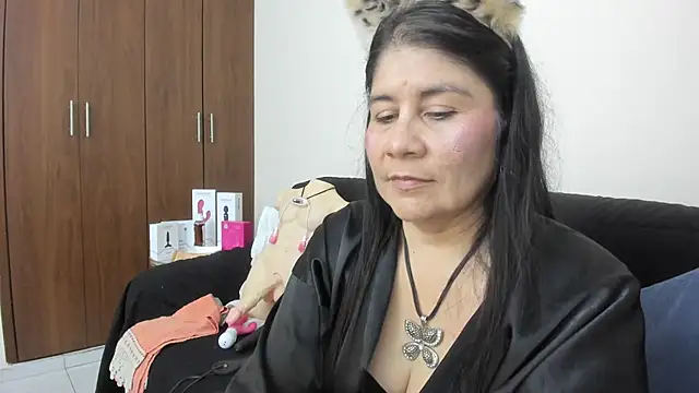 kiraGeiner online show from November 18, 2025, 1:11 am