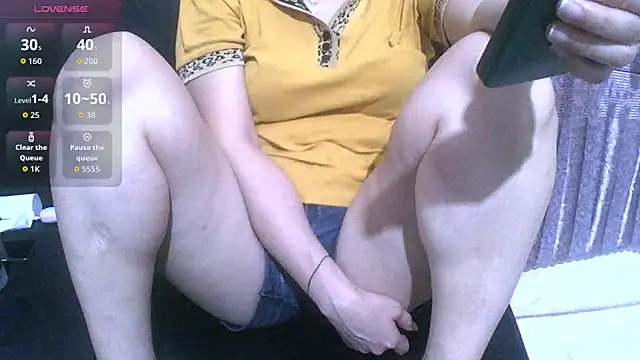 Snapshot of Owe_chan chatting on June 20, 2026, 10:56 pm Owe chan online show from June 20, 2026, 10:56 pm