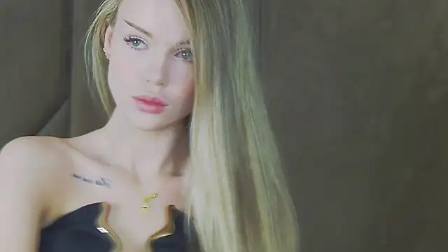 MarilynNova online show from April 28, 2026, 4:28 am