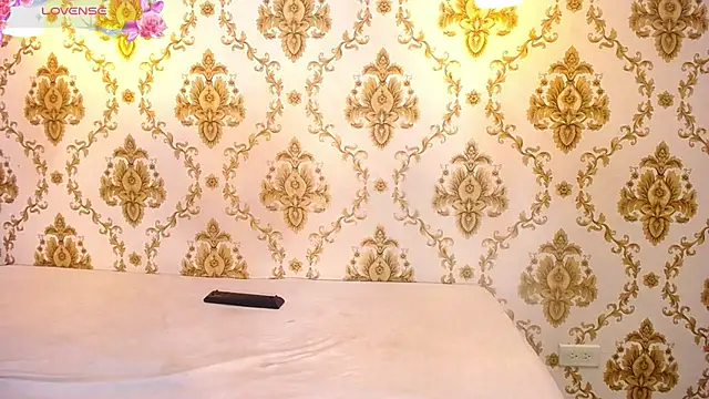 Snapshot of EMILYY_WALKER chatting on October 1, 2025, 12:11 pm EMILYY WALKER online show from October 1, 2025, 12:11 pm