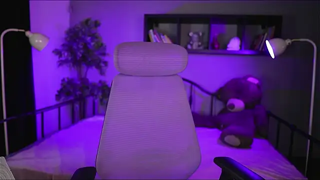 Emma and Issac online show from March 7, 2026, 8:39 pm