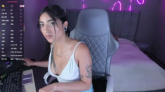 Emma and Issac online show from March 10, 2026, 8:58 pm