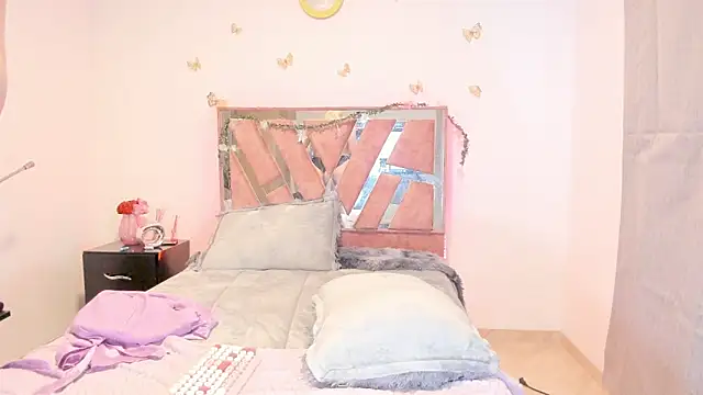 Ella Lenox online show from December 3, 2025, 9:35 pm