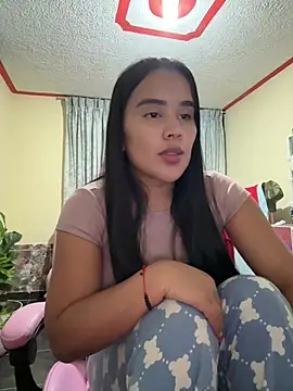 Snapshot of laure_torres chatting on April 29, 2026, 1:21 am laure torres online show from April 29, 2026, 1:21 am