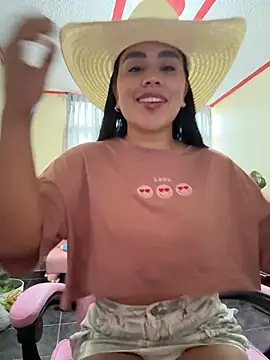 Snapshot of laure_torres chatting on May 5, 2026, 12:24 pm laure torres online show from May 5, 2026, 12:24 pm