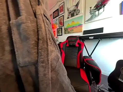 Pupscritch online show from January 7, 2026, 6:43 pm