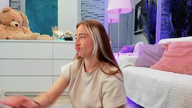Reina Cummings online show from June 15, 2026, 5:42 am