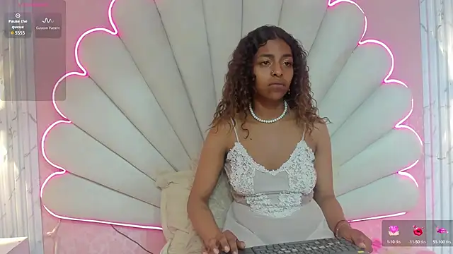 MisRoos online show from October 6, 2025, 8:28 pm