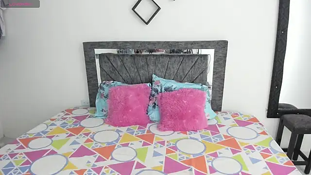 Snapshot of Laurasofia01 chatting on November 6, 2025, 2:18 pm Laurasofia01 online show from November 6, 2025, 2:18 pm