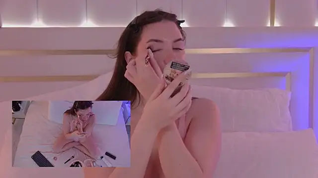 Snapshot of MeganStrain chatting on September 30, 2025, 3:44 am MeganStrain online show from September 30, 2025, 3:44 am