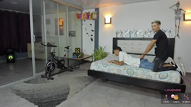 Bisexlifehot   online show from October 7, 2025, 11:13 pm