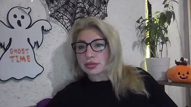 Snapshot of fox_red_lady7 chatting on October 28, 2025, 7:27 pm fox red lady7 online show from October 28, 2025, 7:27 pm