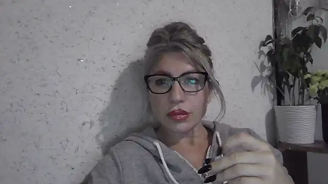 Snapshot of fox_red_lady7 chatting on December 3, 2025, 12:03 pm fox red lady7 online show from December 3, 2025, 12:03 pm