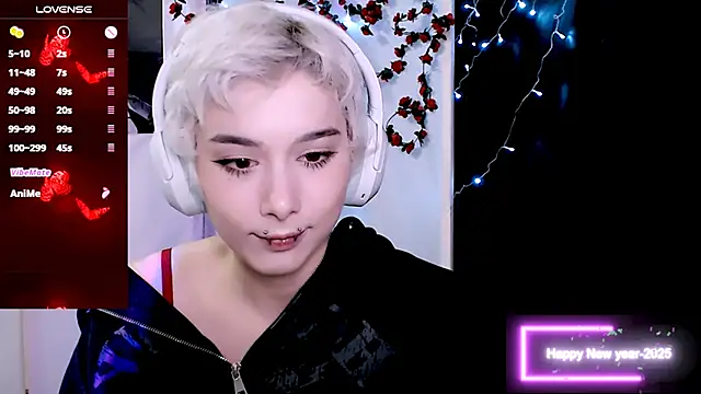 Snapshot of SophieAsh chatting on December 15, 2025, 11:31 pm SophieAsh online show from December 15, 2025, 11:31 pm