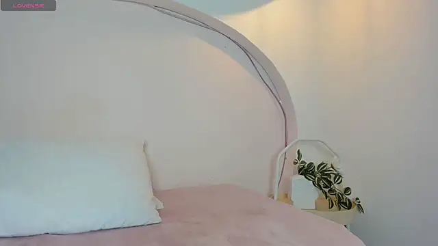 Snapshot of sweetluu_ chatting on September 24, 2025, 7:39 pm sweetluu online show from September 24, 2025, 7:39 pm