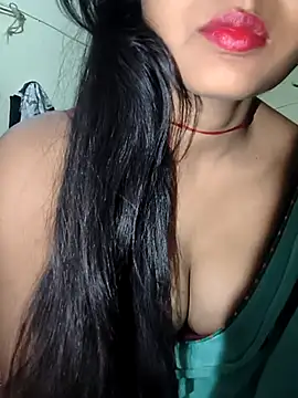 Snapshot of RAYI_Queen_2 chatting on November 9, 2025, 8:45 am RAYI Queen 2 online show from November 9, 2025, 8:45 am