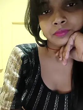 Snapshot of RAYI_Queen_2 chatting on November 9, 2025, 8:51 pm RAYI Queen 2 online show from November 9, 2025, 8:51 pm