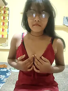 Snapshot of RAYI_Queen_2 chatting on November 22, 2025, 10:36 am RAYI Queen 2 online show from November 22, 2025, 10:36 am