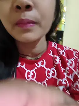 Snapshot of RAYI_Queen_2 chatting on December 4, 2025, 3:21 pm RAYI Queen 2 online show from December 4, 2025, 3:21 pm