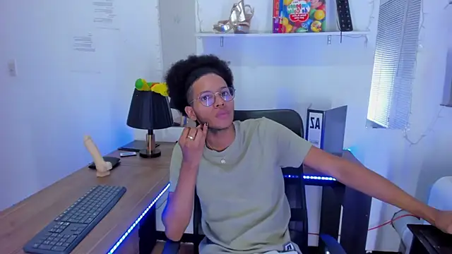 DEAMOL online show from November 18, 2025, 6:45 pm