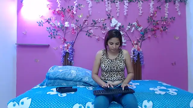 skinnybarbie022 online show from February 6, 2026, 2:49 am