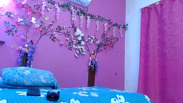 skinnybarbie022 online show from April 24, 2026, 12:35 am