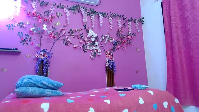 skinnybarbie022 online show from June 12, 2026, 12:20 am