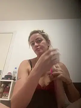 Snapshot of Alerquinasc chatting on December 13, 2025, 11:43 pm Alerquinasc online show from December 13, 2025, 11:43 pm