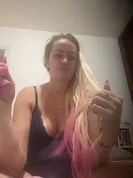 Snapshot of Alerquinasc chatting on February 4, 2026, 1:44 am Alerquinasc online show from February 4, 2026, 1:44 am