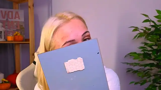 Snapshot of Charlotte_Colinss chatting on November 5, 2025, 2:22 am Charlotte Colinss online show from November 5, 2025, 2:22 am