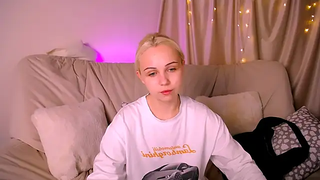 Snapshot of Charlotte_Colinss chatting on November 13, 2025, 4:06 pm Charlotte Colinss online show from November 13, 2025, 4:06 pm