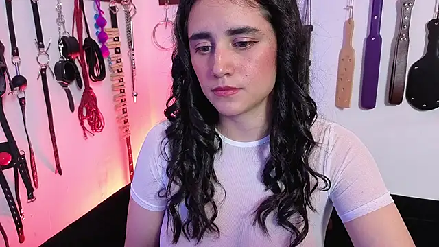 elowen halley1 online show from April 27, 2026, 7:01 pm