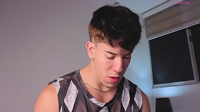 Snapshot of MaxCooper1 chatting on November 28, 2025, 4:26 am MaxCooper1 online show from November 28, 2025, 4:26 am