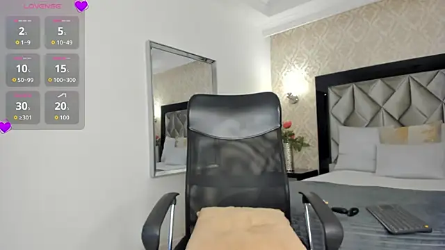 Layla Mackenzie online show from November 30, 2025, 3:10 am