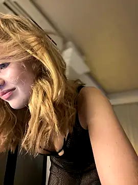 Snapshot of Emaline_Fane chatting on October 28, 2025, 5:37 pm Emaline Fane online show from October 28, 2025, 5:37 pm