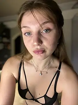 Snapshot of Emaline_Fane chatting on July 5, 2026, 7:54 pm Emaline Fane online show from July 5, 2026, 7:54 pm