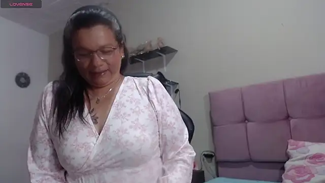 Snapshot of SolVegaNaciente chatting on November 5, 2025, 3:06 am SolVegaNaciente online show from November 5, 2025, 3:06 am