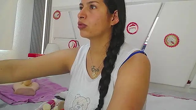 Mia garcia28 online show from December 22, 2025, 7:22 pm