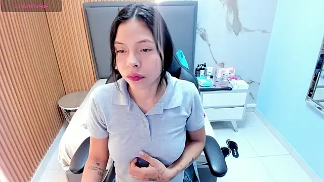 Snapshot of Isisleroy1 chatting on October 17, 2025, 2:37 am Isisleroy1 online show from October 17, 2025, 2:37 am