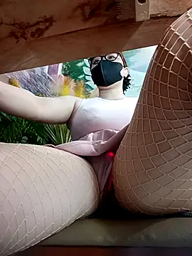 Bonnie-2k online show from November 1, 2025, 6:04 am