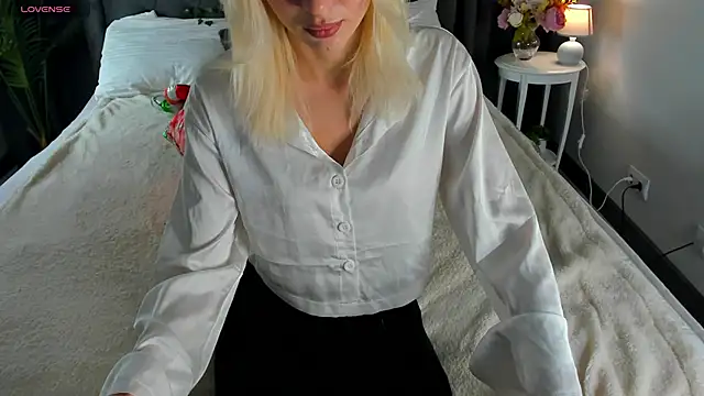 cute luucy online show from December 17, 2025, 6:03 pm