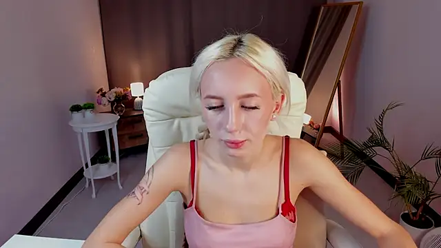 cute luucy online show from March 17, 2026, 3:11 am