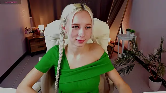 cute luucy online show from March 18, 2026, 3:42 am