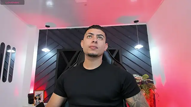 Snapshot of marco_garciia_ chatting on January 7, 2026, 11:18 pm marco garciia online show from January 7, 2026, 11:18 pm