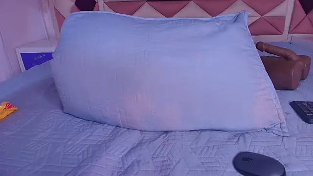 Snapshot of valecastro_ chatting on September 11, 2025, 7:14 pm valecastro online show from September 11, 2025, 7:14 pm