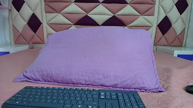 Snapshot of valecastro_ chatting on October 6, 2025, 7:22 pm valecastro online show from October 6, 2025, 7:22 pm