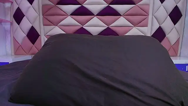 Snapshot of valecastro_ chatting on October 8, 2025, 7:11 pm valecastro online show from October 8, 2025, 7:11 pm